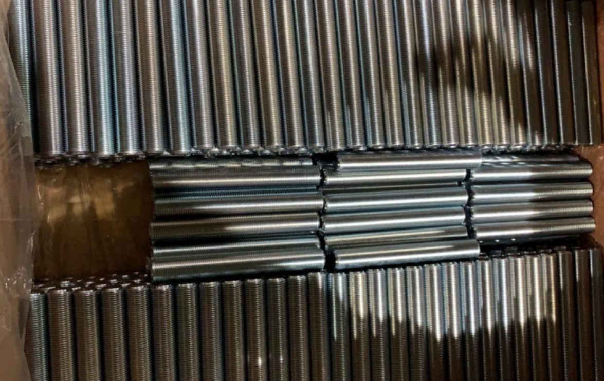 Fully threaded high-strength double-ended bolts