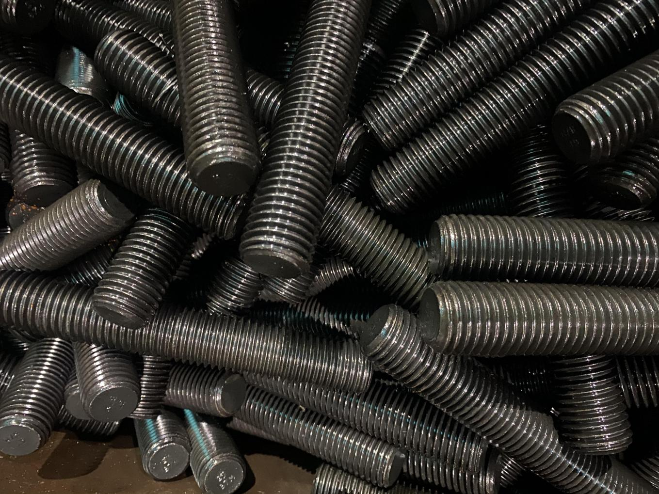 Fully threaded high-strength double-ended bolts