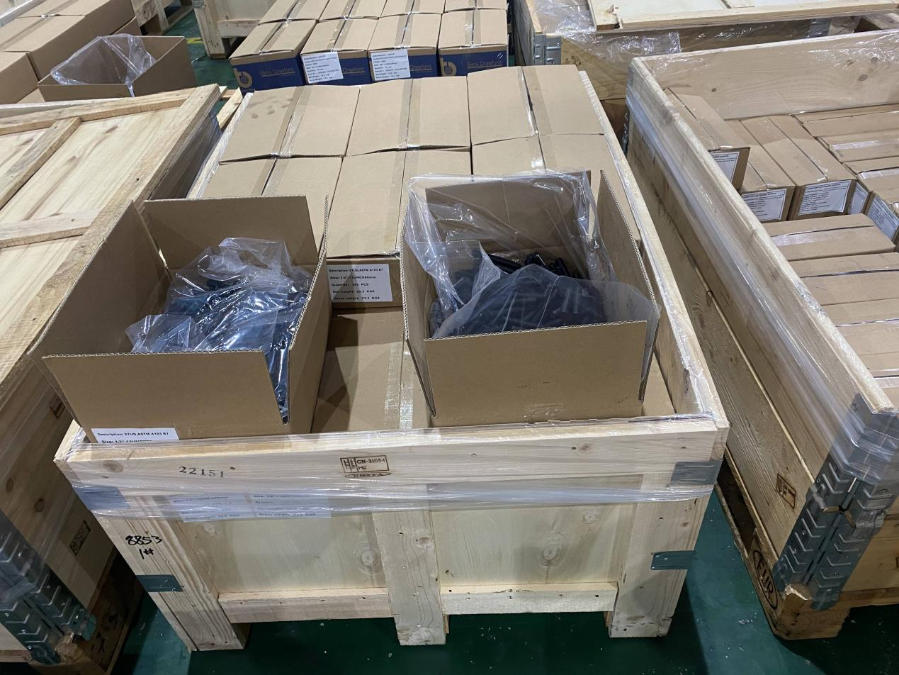 Fully threaded high-strength double-ended bolts