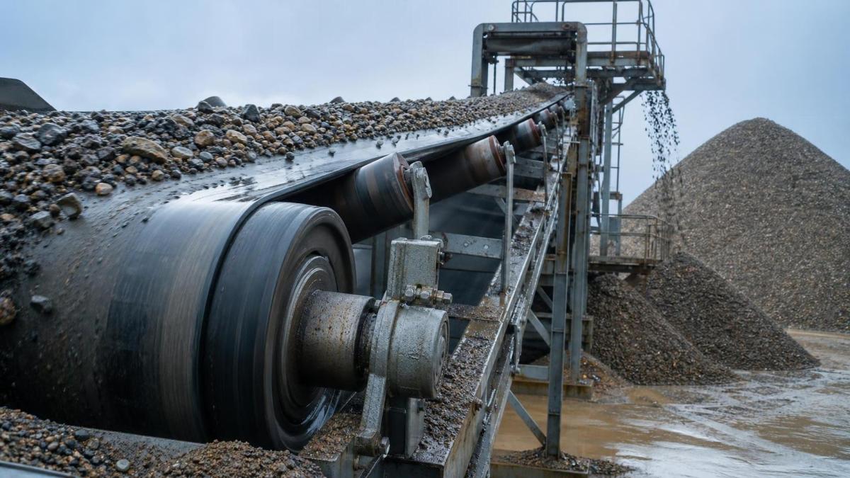 Common Belt Conveyor Problems in Wet Conditions and How to Spot Them Early Common Belt Conveyor Problems in Wet Conditions and How to Spot Them Early