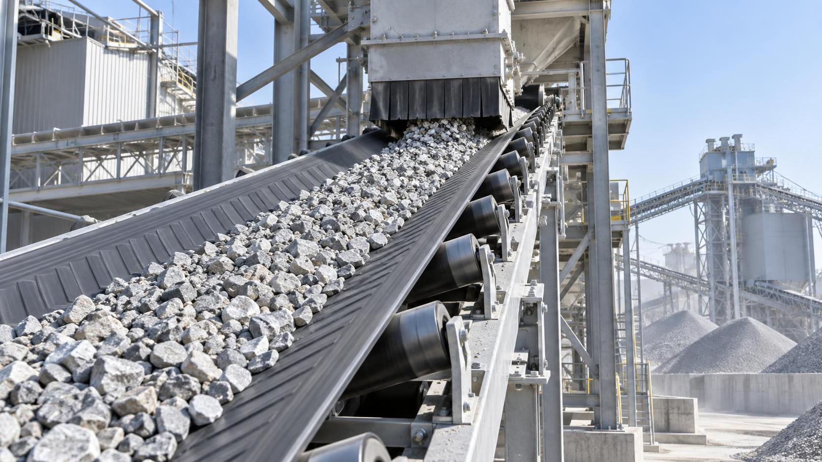 Preventing Aggregate Rollback and Spillage on Inclined Belt Conveyors Preventing Aggregate Rollback and Spillage on Inclined Belt Conveyors