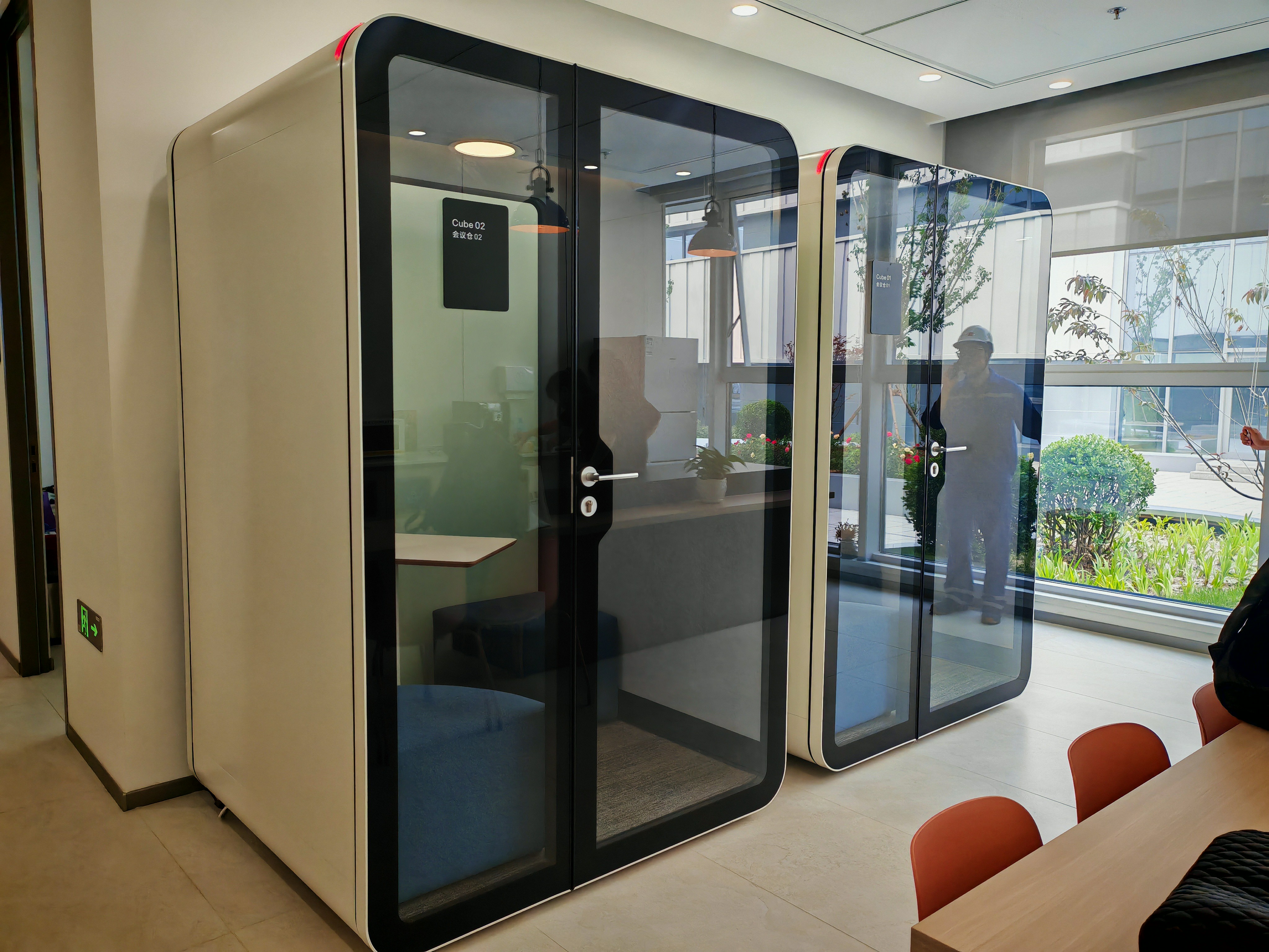 How to prevent echo problems inside an acoustic office compartment