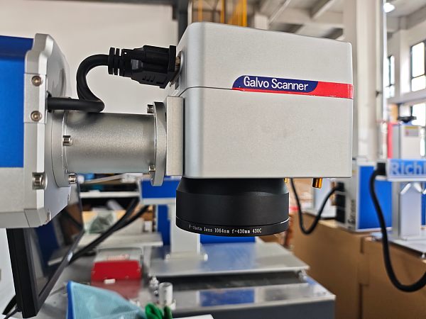 Machine de marquage laser à fibre (9)
