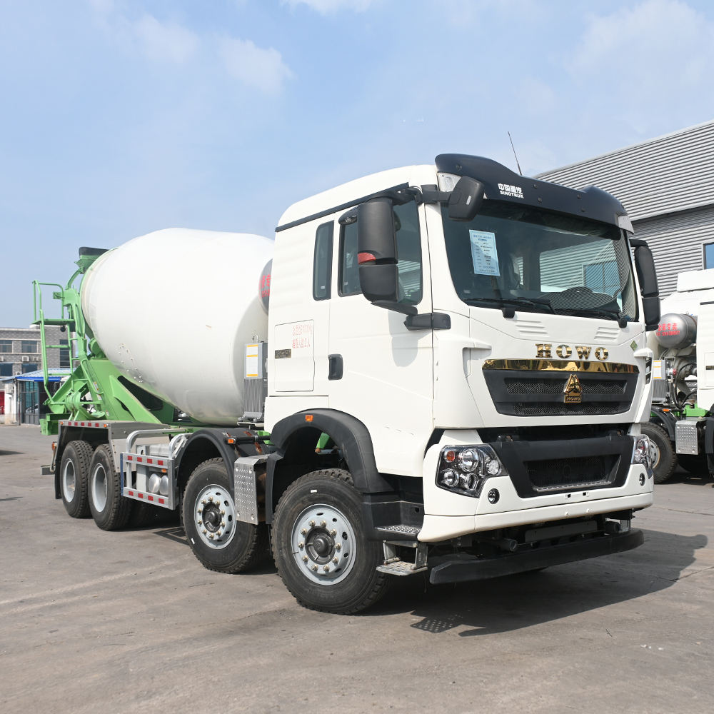 Boutique Second Hand 2022 8x4 12cubic HOWO TX Chassis ZOOMLION Upper Box Concrete Mixer Truck
