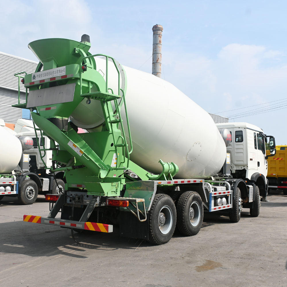 Boutique Second Hand 2022 8x4 12cubic HOWO TX Chassis ZOOMLION Upper Box Concrete Mixer Truck