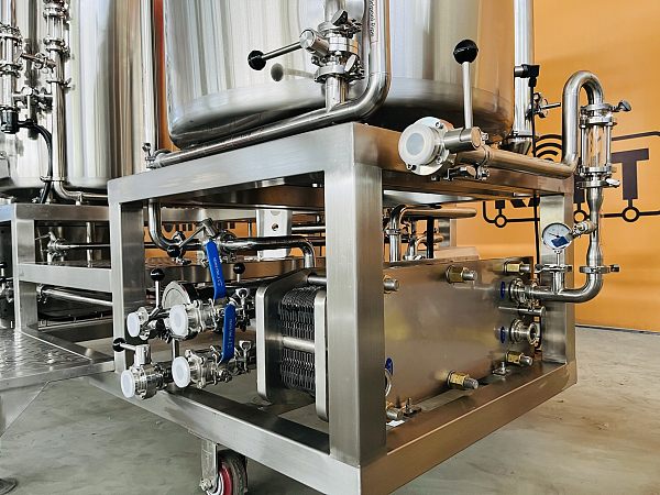 1. High precision hops filter, equipped in pipelinebefore PHE</br>2. 3㎡ single stage plate heat exchanger</br>3. Temperature Gauge after PHE</br>4. Tap water outlet from the PHE to be able backflow into Hot water tank</br>5. Oxygenation device before wort knocking out port