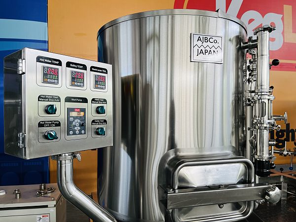 1. SUS 304 Material cabinet</br>2. Temperature indicator & heating elements on/off control of mash/lauter tun, kettle/whirlpool tank, hot water tank</br>3. Wort Pump VFD Speed control</br>4. Hot water pump on/off control</br>5. With high quality electric components, Schneider brand. CE, ISO Certificated