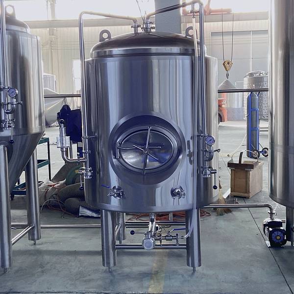 * Effective Volume=500L </br>* Total Volume=625L</br>* Net Dimension: Φ1060 * 1750mm</br>* 360° spray ball and pressure gauge equip with CIP arm</br>* Spunding vavle on CO2 blow off arm</br>* Sample Valve </br>* Temperature probe: PT-100</br>* Carbonation Stone</br>* Level Tube</br>* Beer outlet
