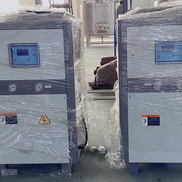 * 3HP, Working power: 2.8 KW/unit.</br>* Internal compressor brand is USA Copeland.</br>* Copland vortex compressor, more durable, refrigeration effect</br>* Medium: Environmental protection refrigerants R404A</br>* Dimension=900*800*750mm