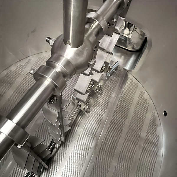 1. With extra 25% head space</br>2. Grain rake system with motor&reducer (VFD speed controlable)</br>3. Hot water sparging ring</br>4. wort backflow pipeline with sample valve and sight glass</br>5. Sieve plate </br>6. Wort collection pipeline </br>7. With glass balance tank (wort grant)</br>8. PT-100 Temperature Sensor