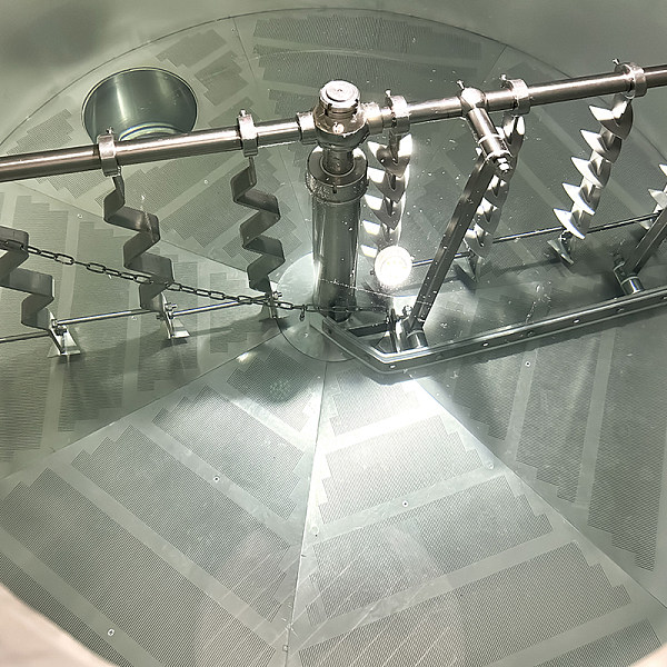 Bottom driven grain rake with auto-out device