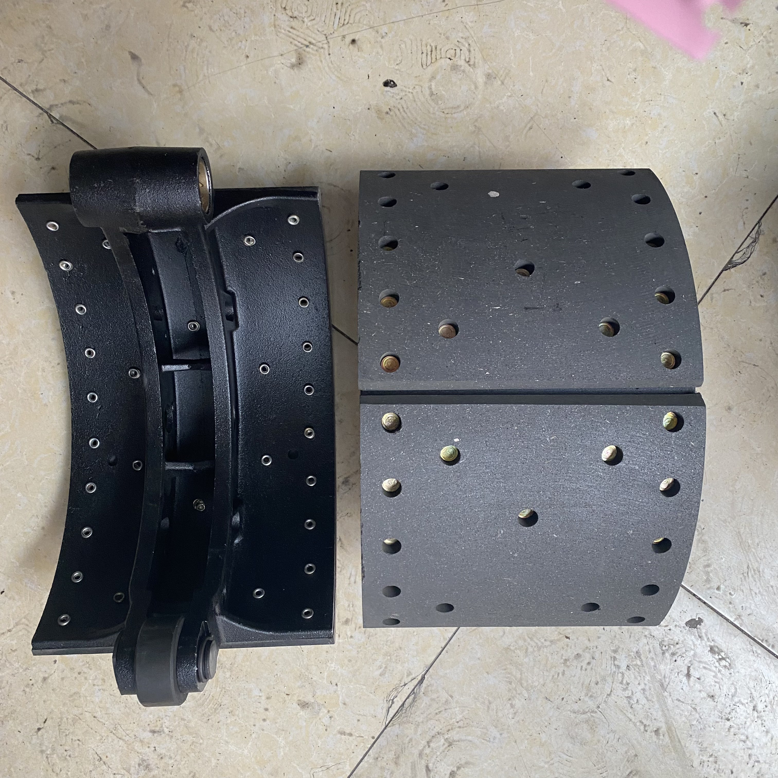 3502N12 Ensemble mâchoire de frein arrière pour camion lourd FAW Jiefang CA153 Système de freinage 180mm