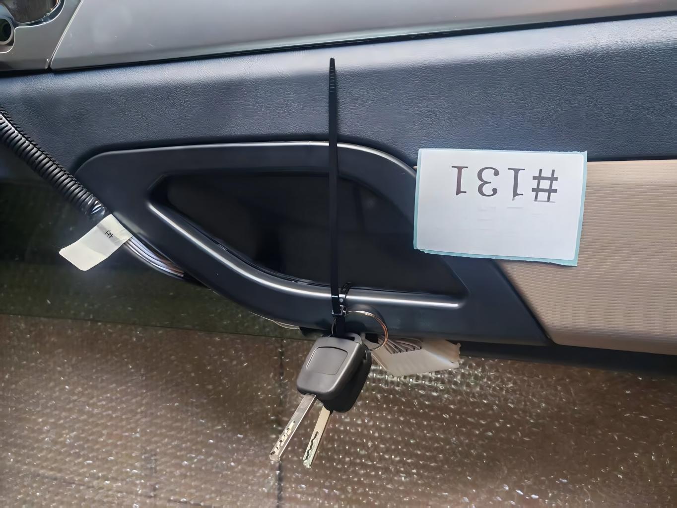 Ensemble d’interrupteur de porte gauche SINOTRUK HOWO TX AZ1671210103 avec faisceau de câblage et capteur blanc