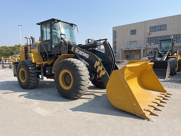لودر بعجلات XCMG XC956 جديد تمامًا