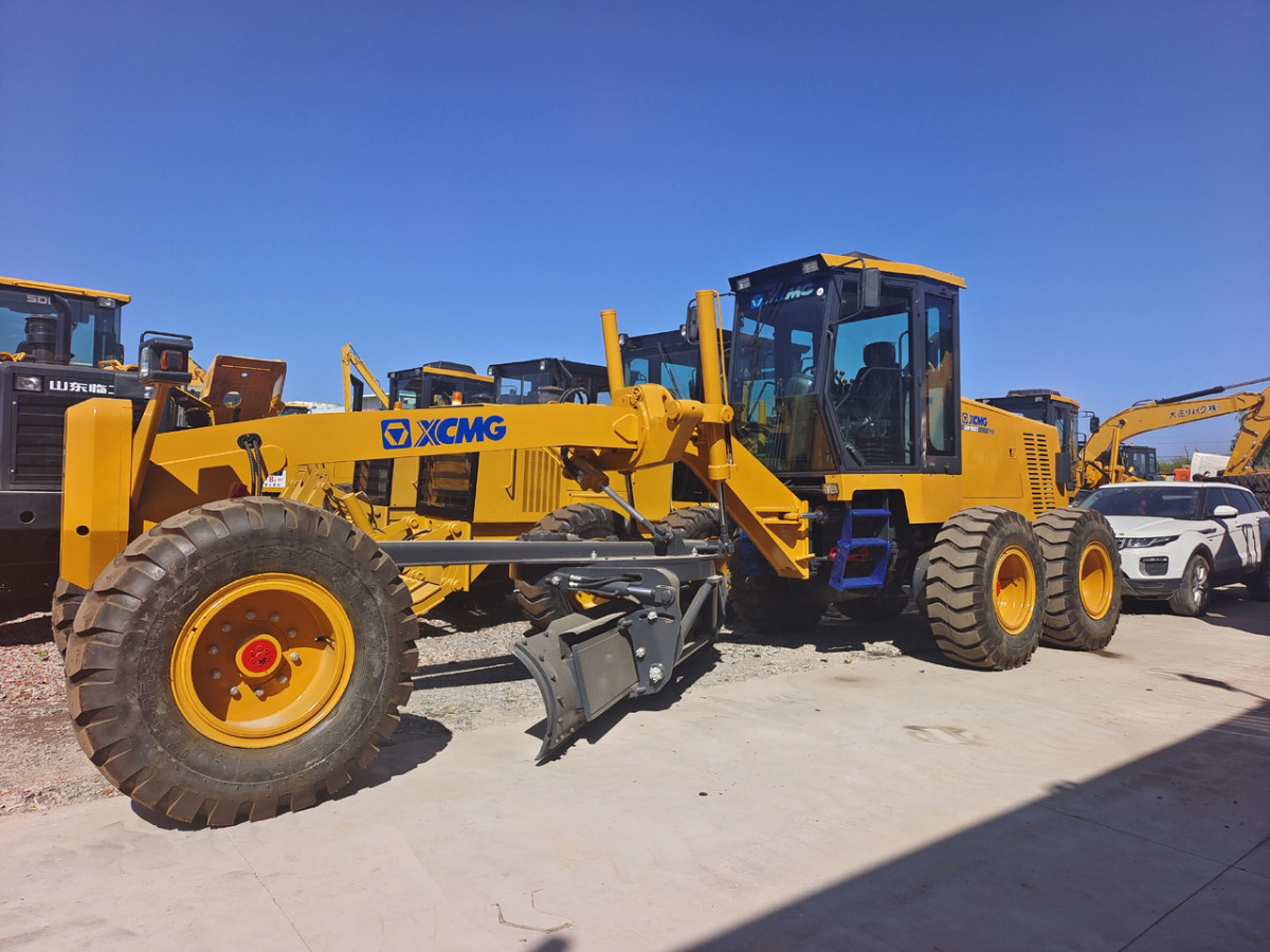 Niveleuse automotrice XCMG GR1803 neuve_8 Pourquoi les développeurs d’infrastructures en Afrique de l’Ouest achètent-ils des niveleuses et des compacteurs routiers XCMG flambant neufs pour les grands projets de terrassement ?