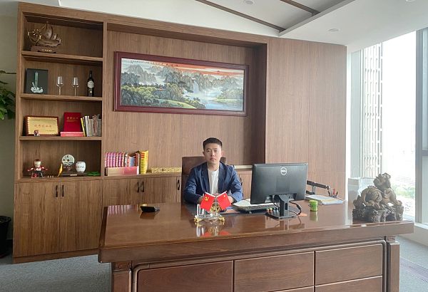 Ivan Sun (Sun Yongchang) — Fundador e CEO do ZW Vehicle Group, liderando seu crescimento global em caminhões e máquinas.