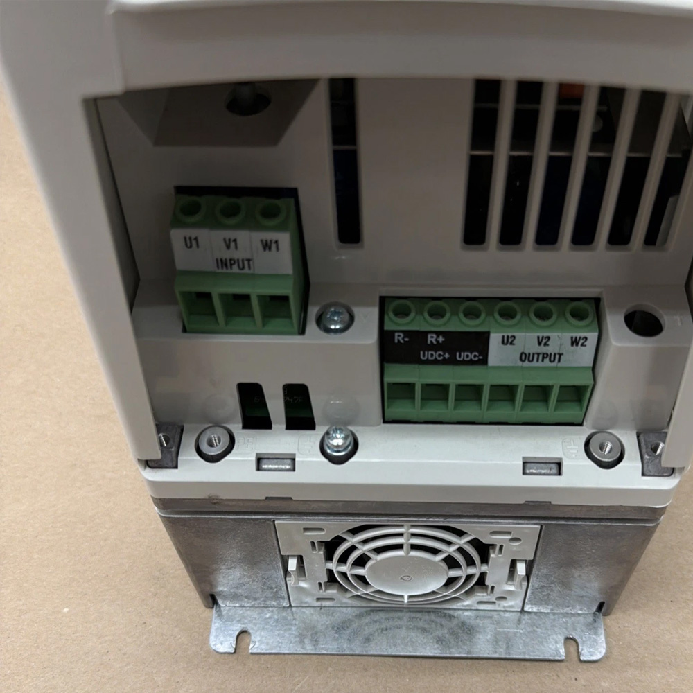 ABB ACS800-01-0004-5 Frequency Converter 2.2kW 3.4A 3Ph 380-500V AC Variable Frequency Drive New Original 1-year Warranty