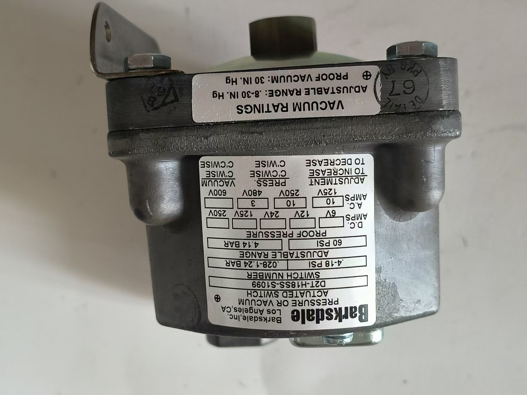 Barksdale D2T-H18SS-S1099 Dual-Circuit Pressure Switch, Low Pressure, S1099 Option, 316SS New Original 1-year Warranty Barksdale D2T-H18SS-S1099 Dual-Circuit Pressure Switch, Low Pressure, S1099 Option, 316SS New Original 1-year Warranty