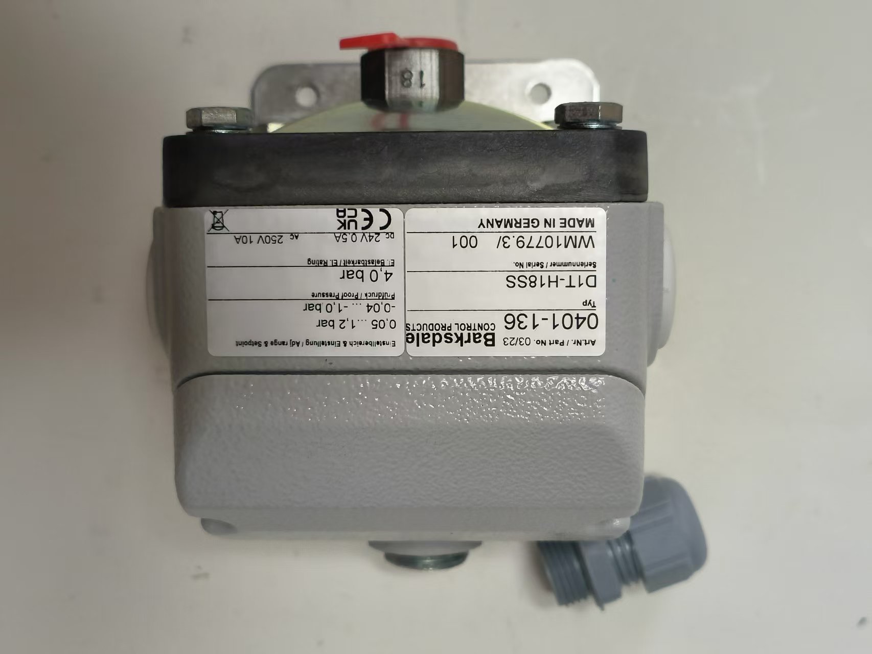 Barksdale 0401-136 D1T-H18SS Single-Circuit Diaphragm Pressure Switch, 0.4–18 psi, 316SS New Original 1-year Warranty