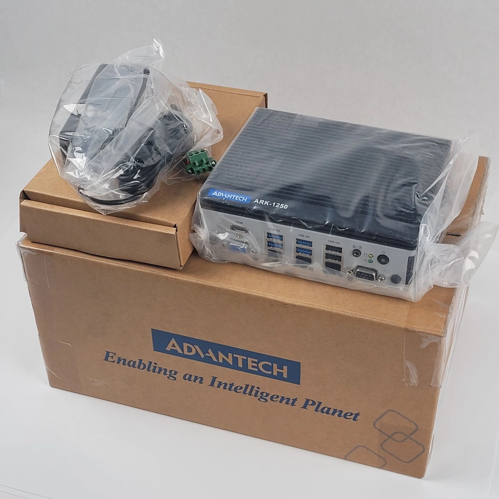 Advantech ARK-1250L-S5A1U Fanless DIN-Rail Box PC Intel Core i5-1145G7E Triple LAN 4xCOM Wide Temp -40~60°C New Original 1-year Warranty