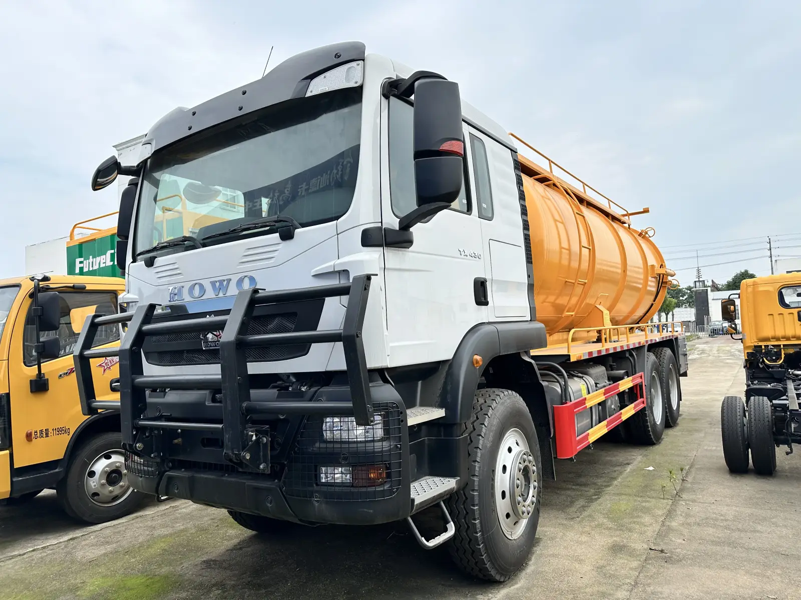 HOWO TX430 6x4 Vacuum Sewage Truck
