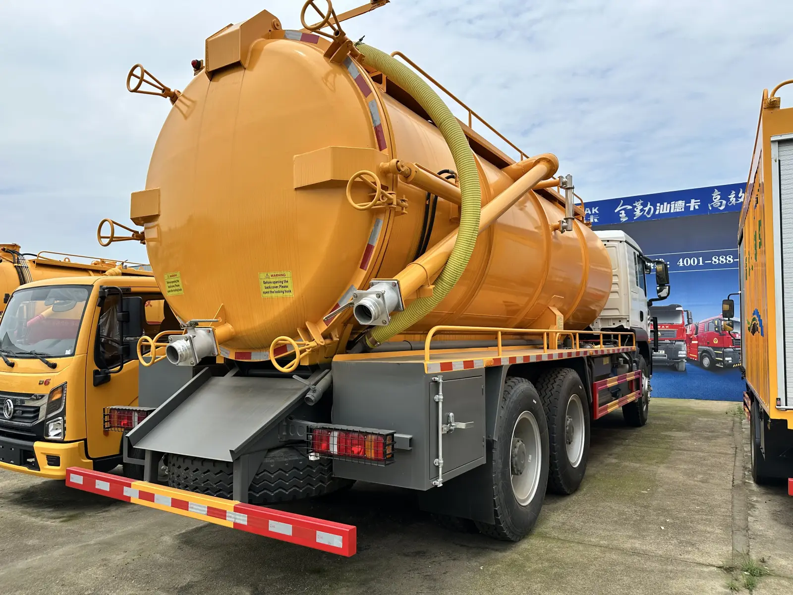 HOWO TX430 6x4 Vacuum Sewage Truck