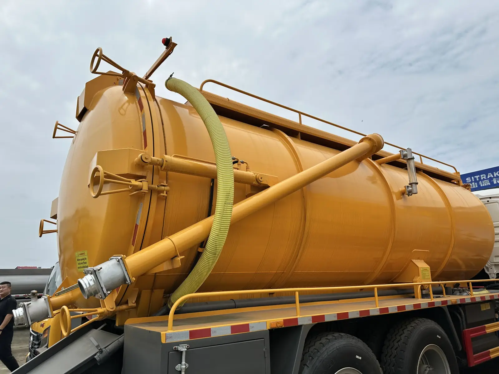 HOWO TX430 6x4 Vacuum Sewage Truck