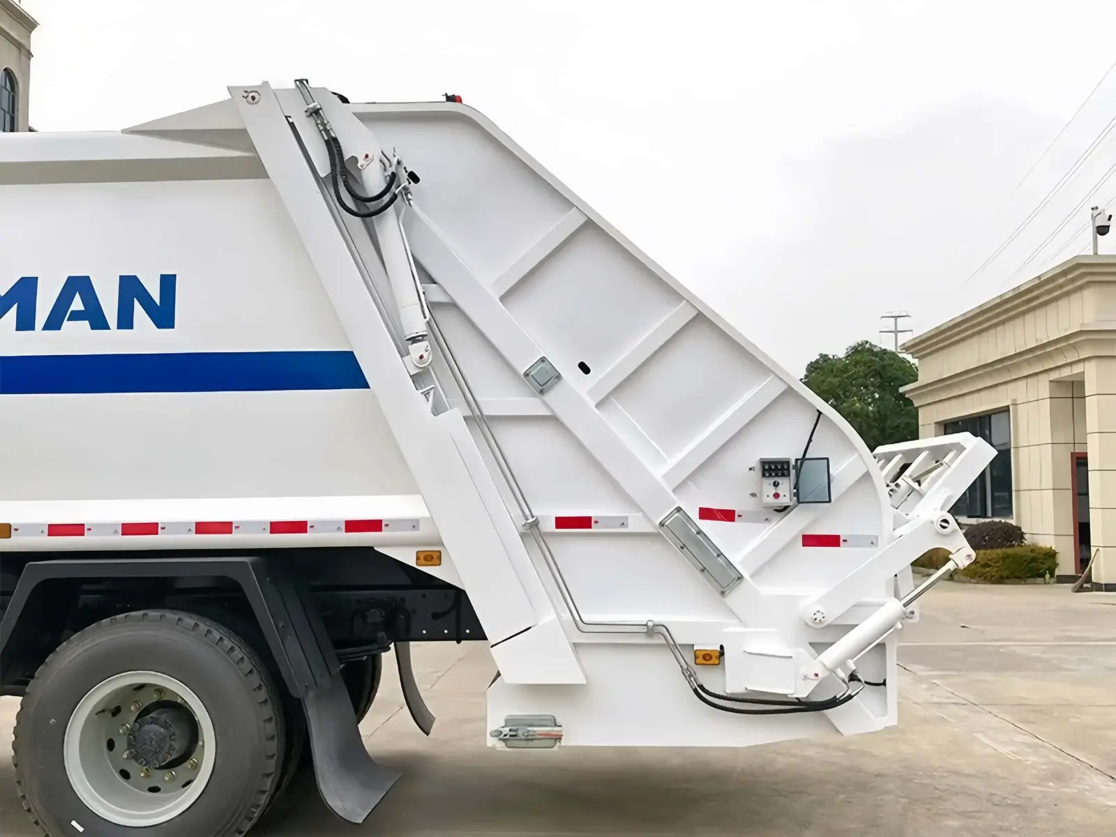 SHACMAN L3000 4x2 Rear Loader Garbage Compactor Truck