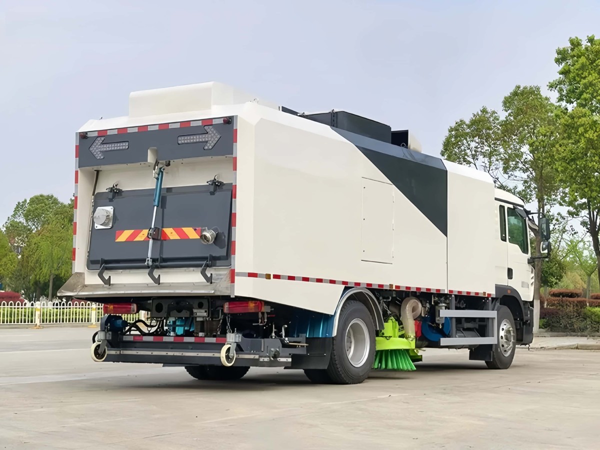 HOWO 4X2 Road Sweeper Truck-4 HOWO 4X2 Road Sweeper Truck-4