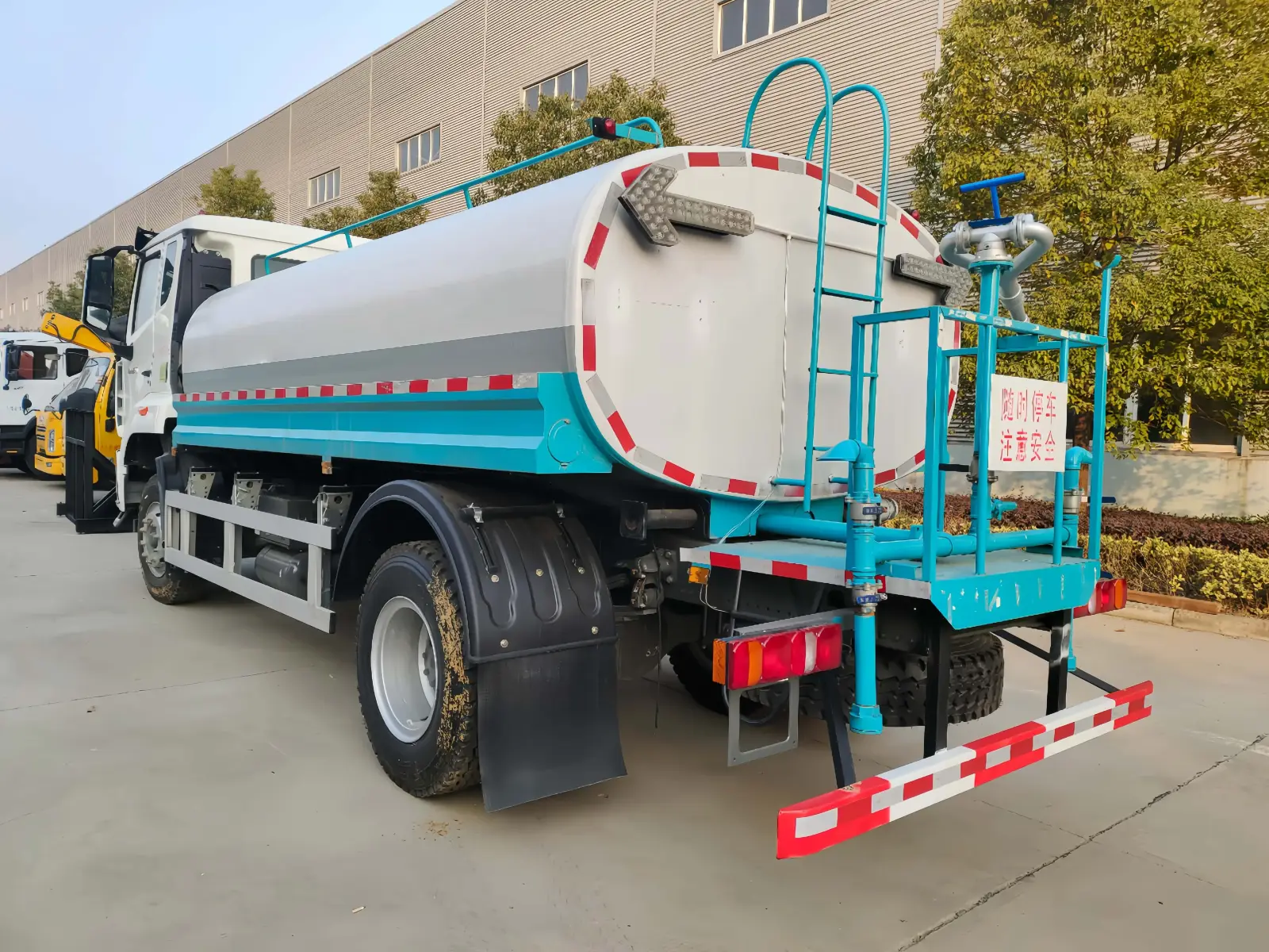 Used HOWO NX 4x2 6cbm Water Sprinkler Truck