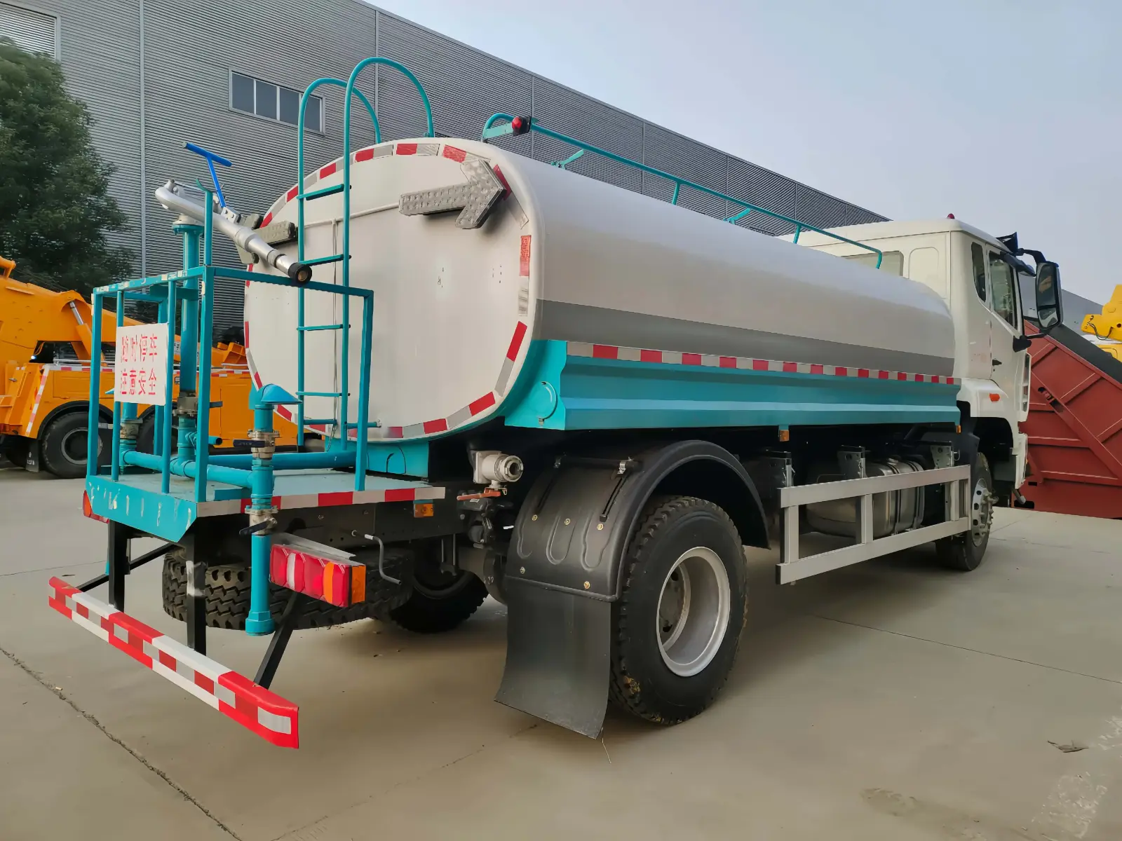Used HOWO NX 4x2 6cbm Water Sprinkler Truck