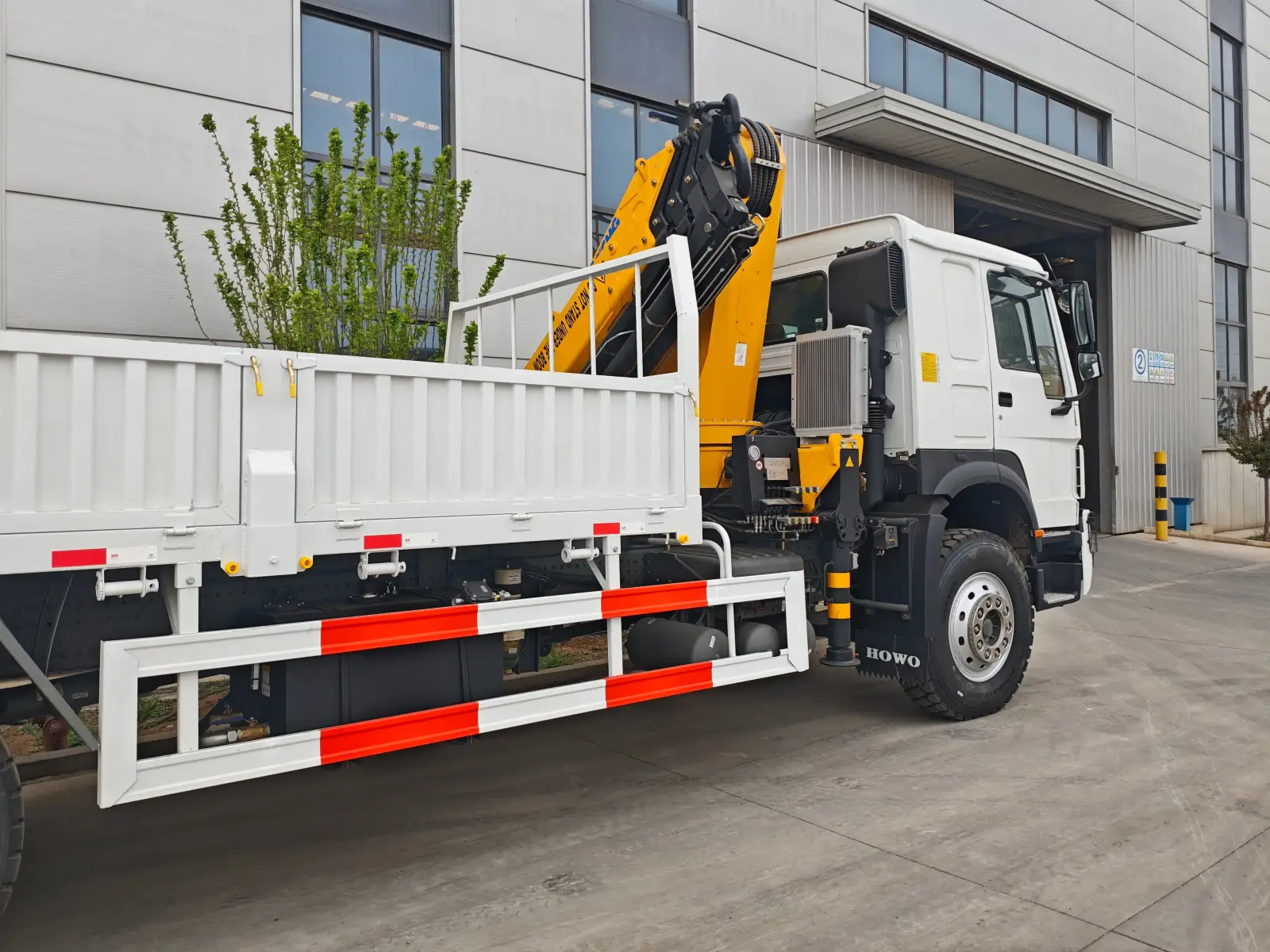 HOWO 371 6x4 Truck Mounted Crane