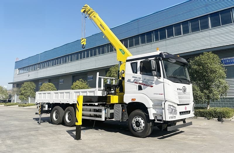FAW JH6 Truck crane (6) FAW JH6 Truck crane (6)