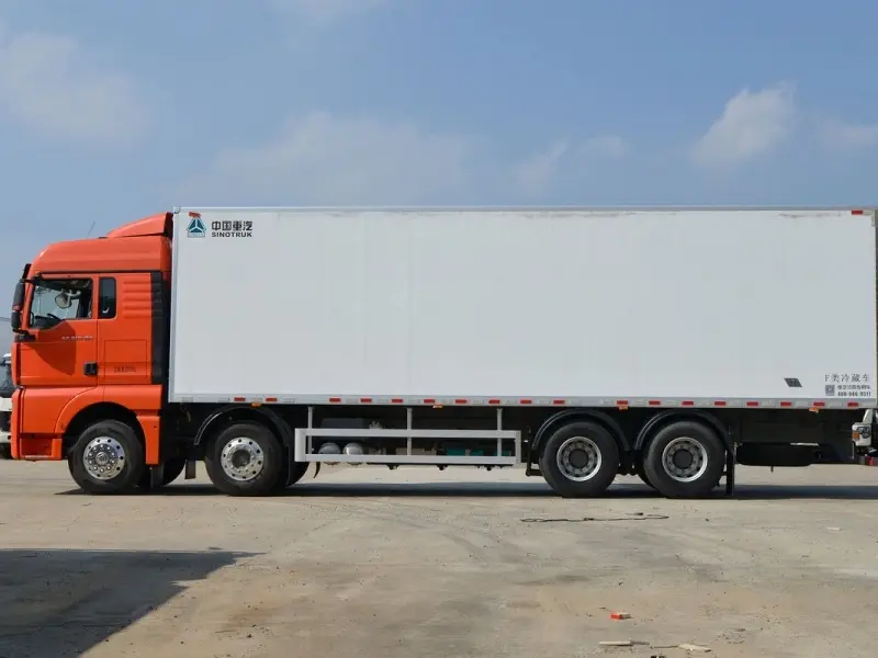 SINOTRUCK SITRAK G7 8x4 Refrigerated Truck