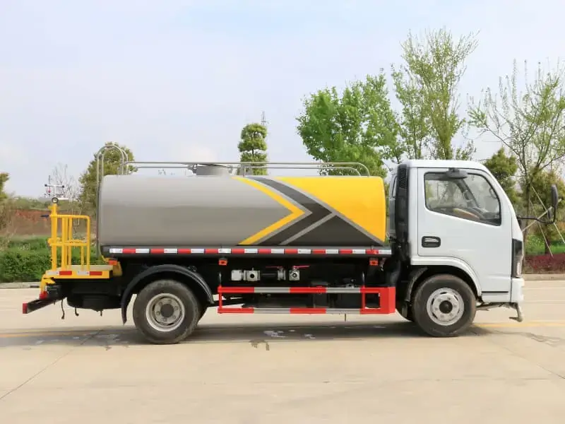 Used DONGFENG 4x2 5cbm Water Sprinkler Truck