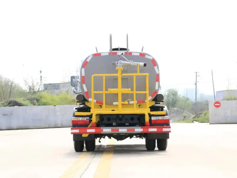 Used DONGFENG 4x2 5cbm Water Sprinkler Truck
