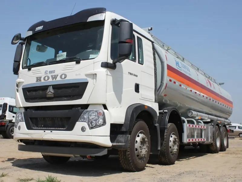 SINOTRUCK HOWO 8x4 Fuel Tank Truck