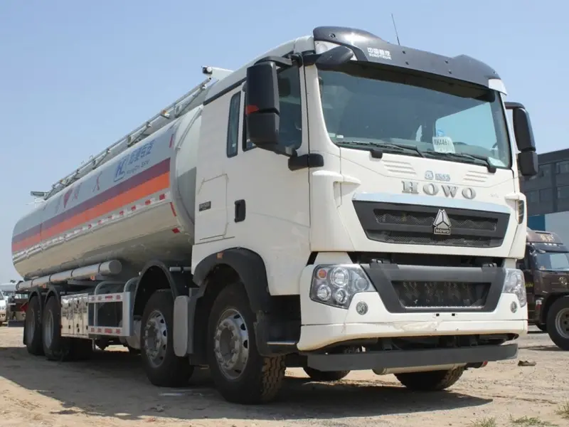 SINOTRUCK HOWO 8x4 Fuel Tank Truck