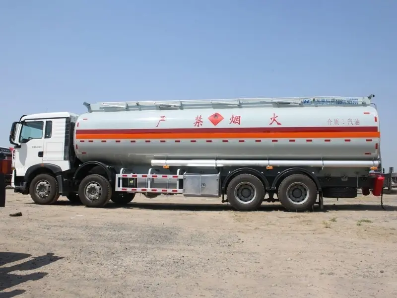 SINOTRUCK HOWO 8x4 Fuel Tank Truck