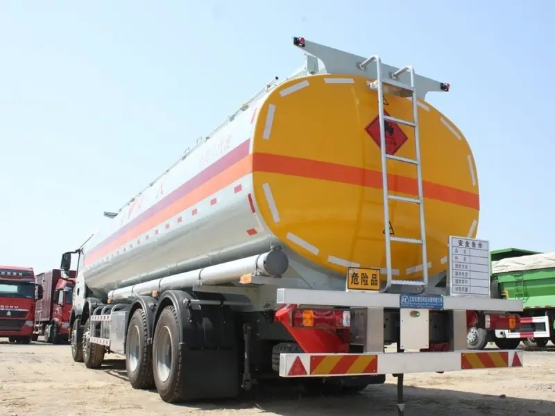 SINOTRUCK HOWO 8x4 Fuel Tank Truck