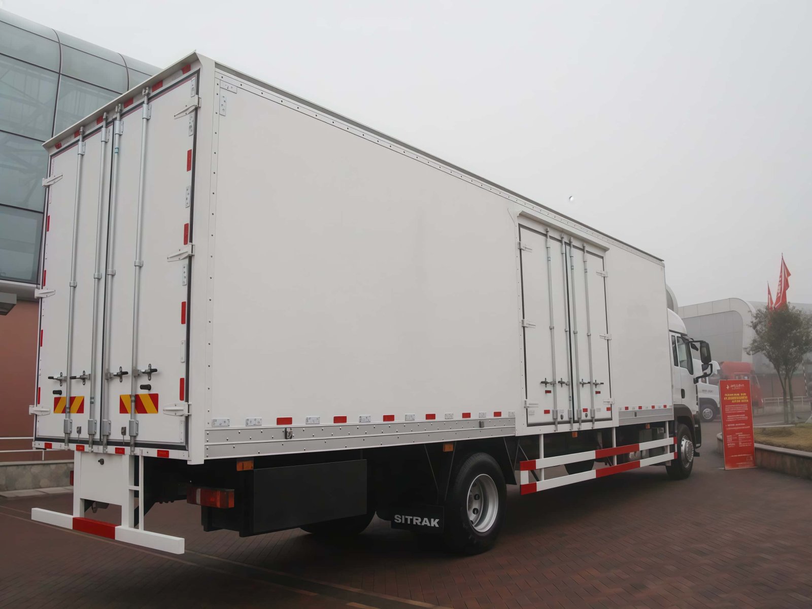 SINOTRUCK SITRAK 4x2 Box Truck