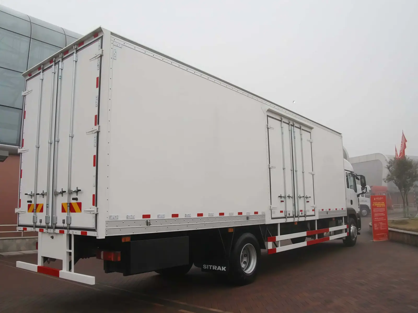 SINOTRUCK SITRAK 4x2 Box Truck