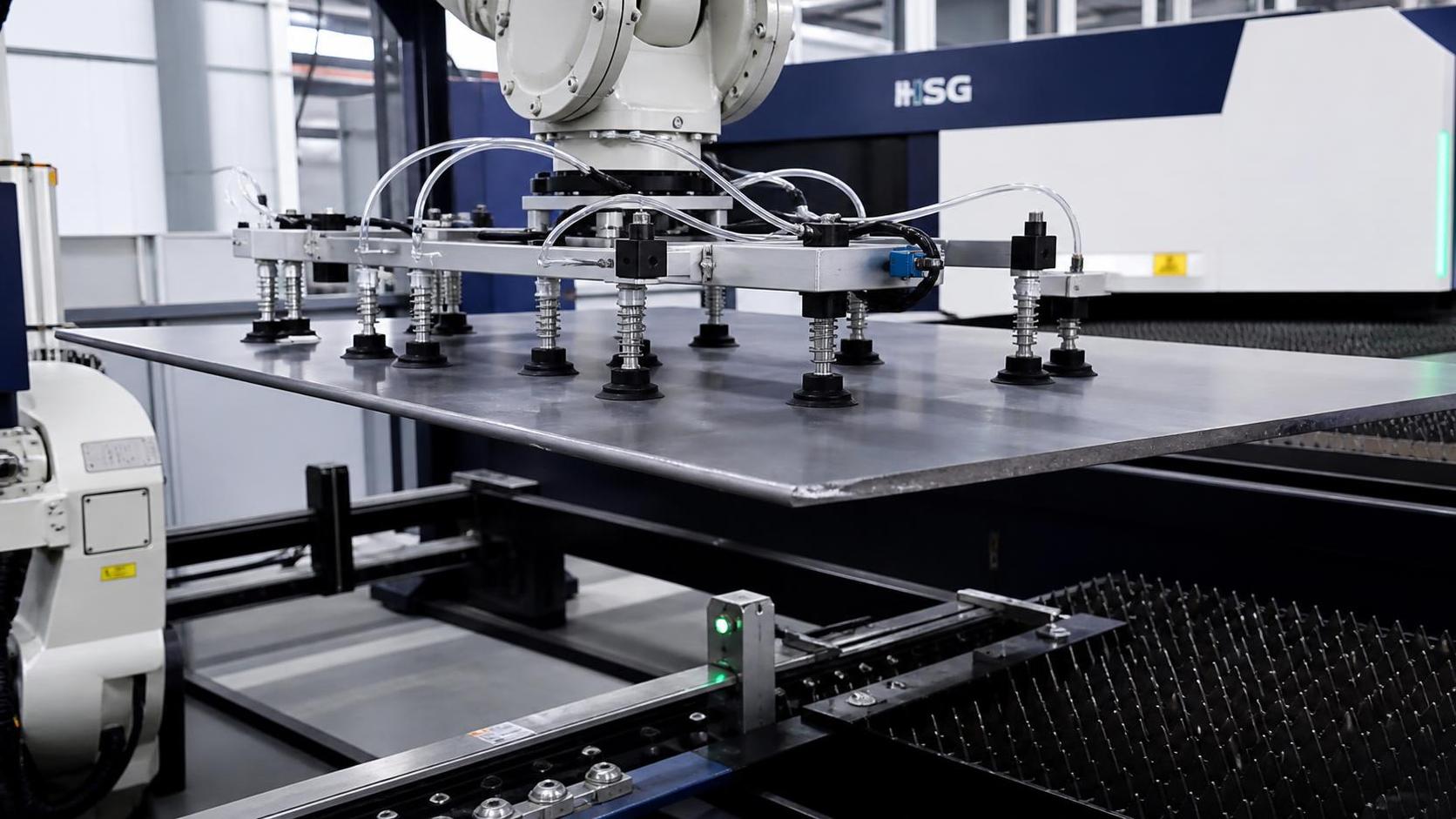 Sheet Metal Handling Robot Arms: Designing a Safer, Faster Transfer Workflow
