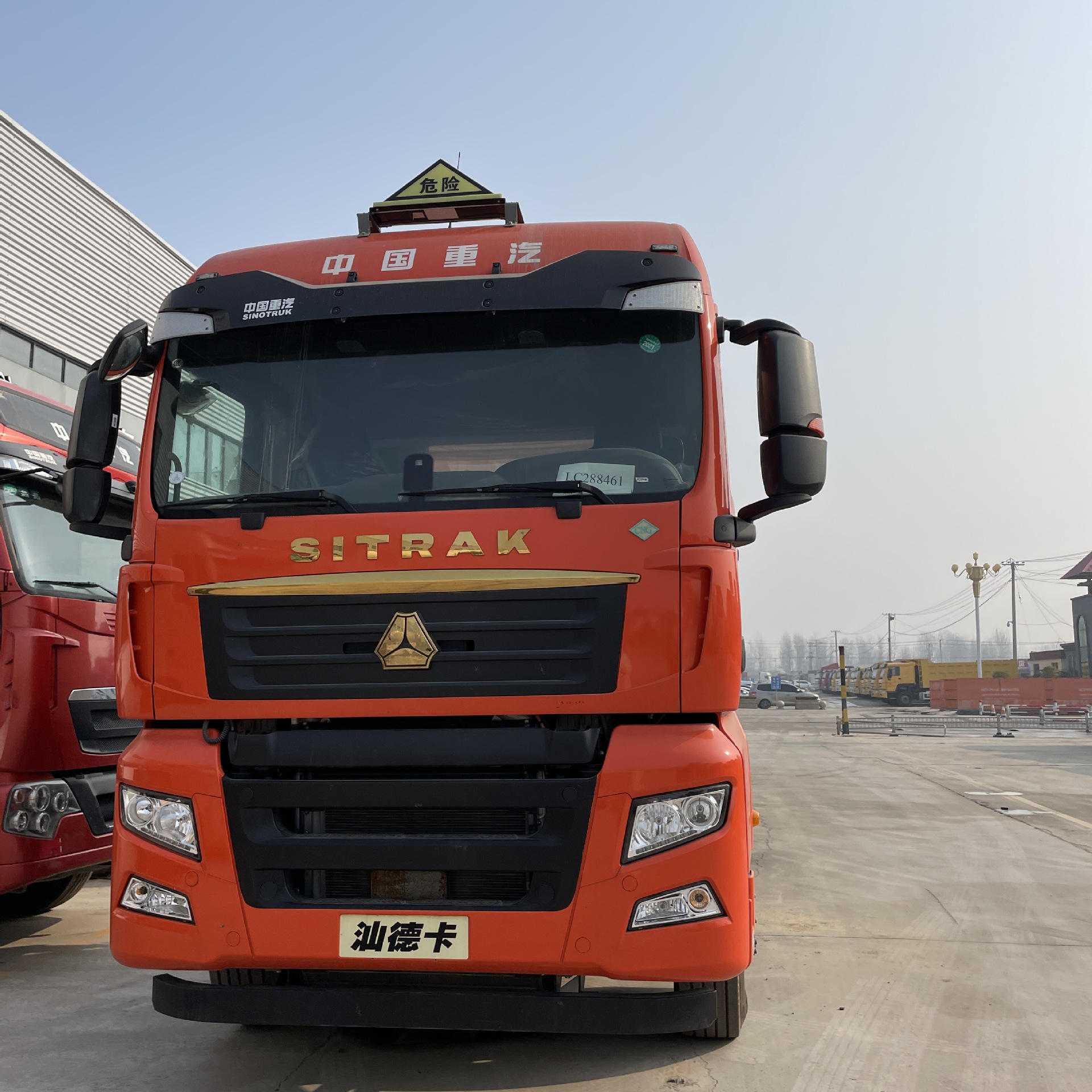 Export Sinotruk C7H heavy truck 440 HP 6X4 Tractor CNG Tractor