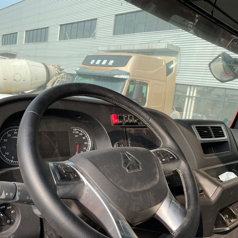 Export Sinotruk C7H heavy truck 440 HP 6X4 Tractor CNG Tractor