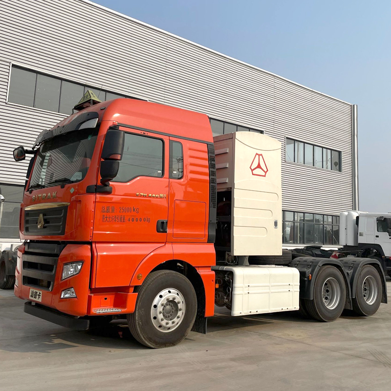 Export Sinotruk C7H heavy truck 440 HP 6X4 Tractor CNG Tractor