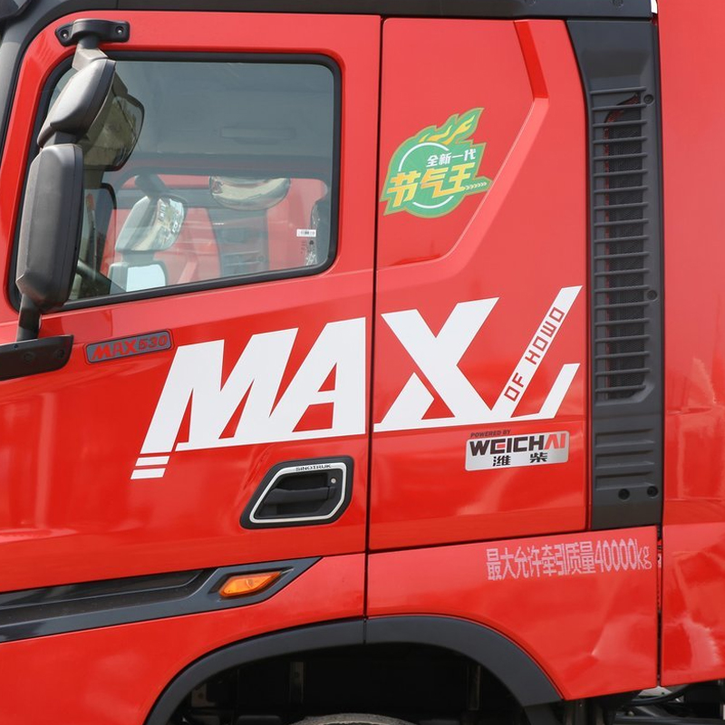 Sinotruk HOWO Max heavy truck 530 HP 4X2 LNG tractor