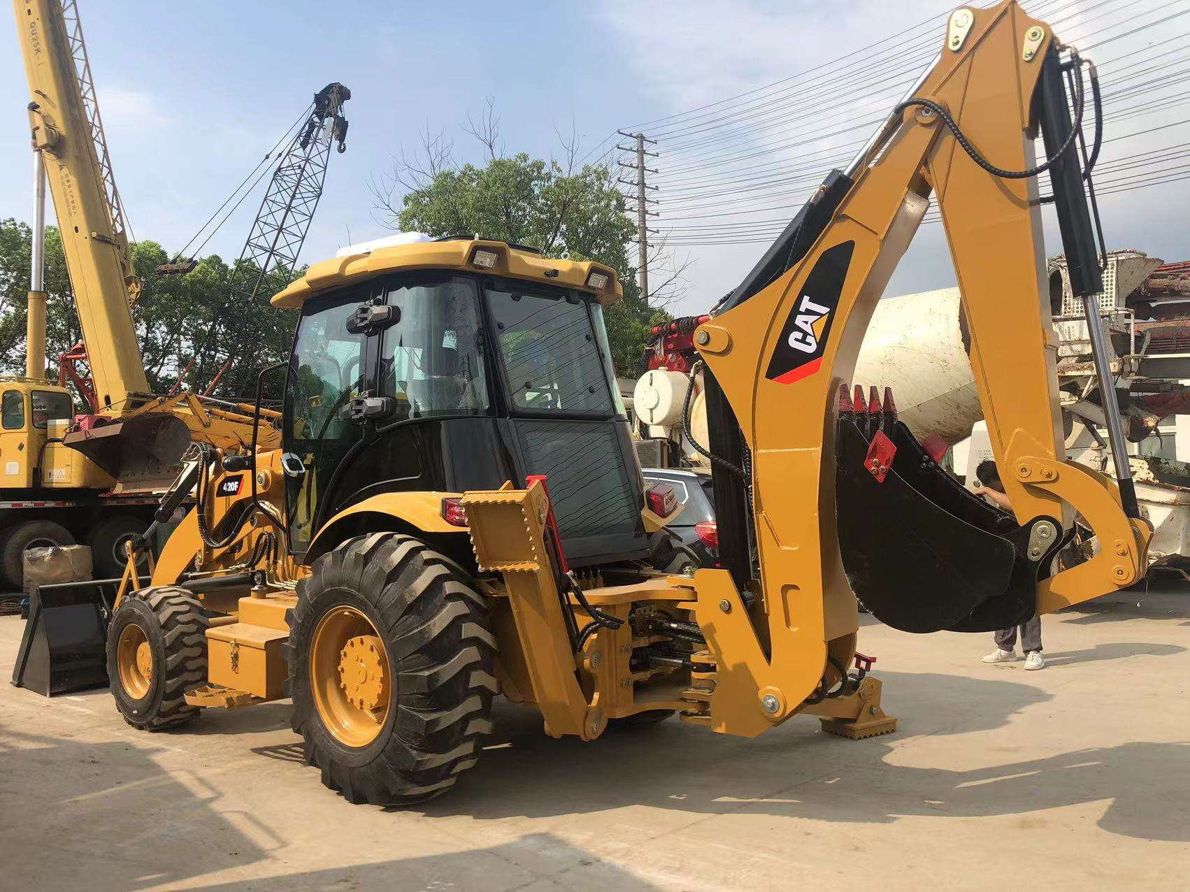 Used CAT 966H 6-ton front wheel loader with a payload of 195 kW