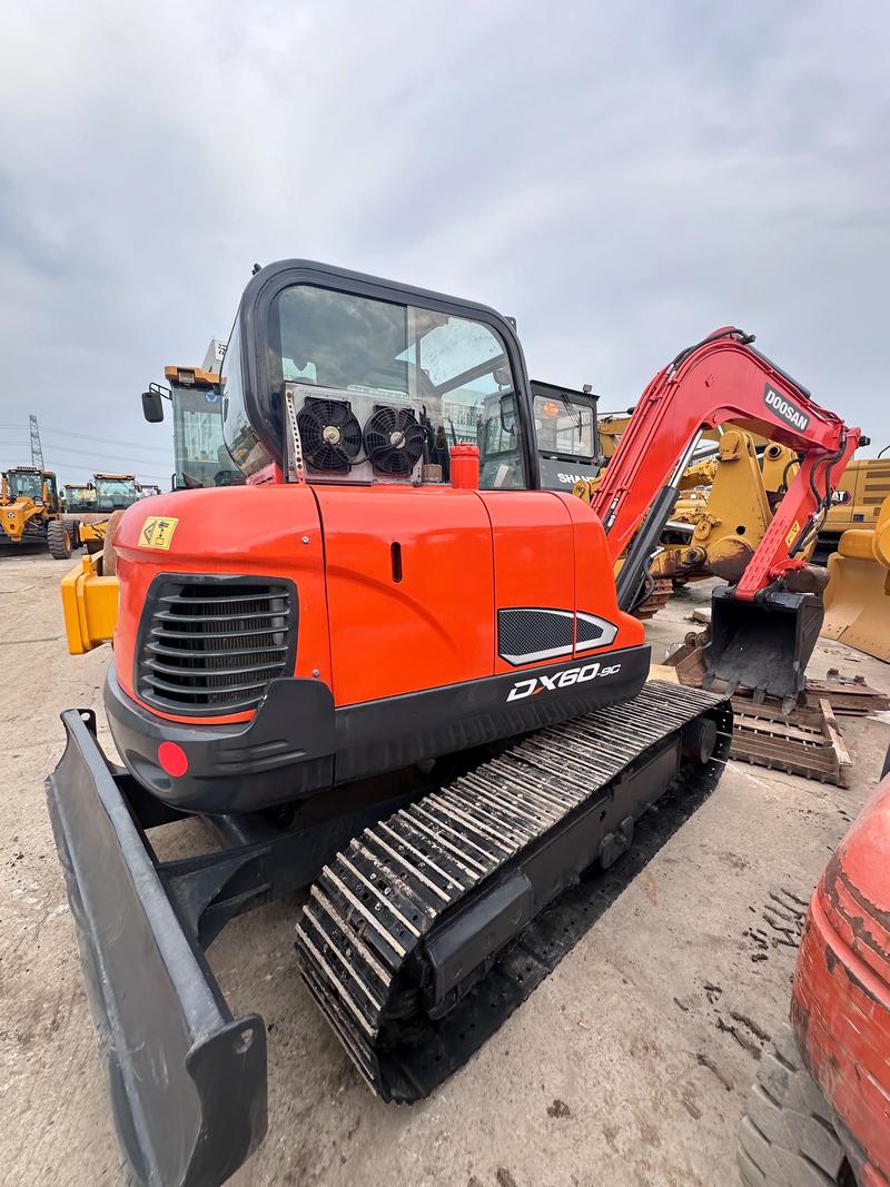 Tracked excavator