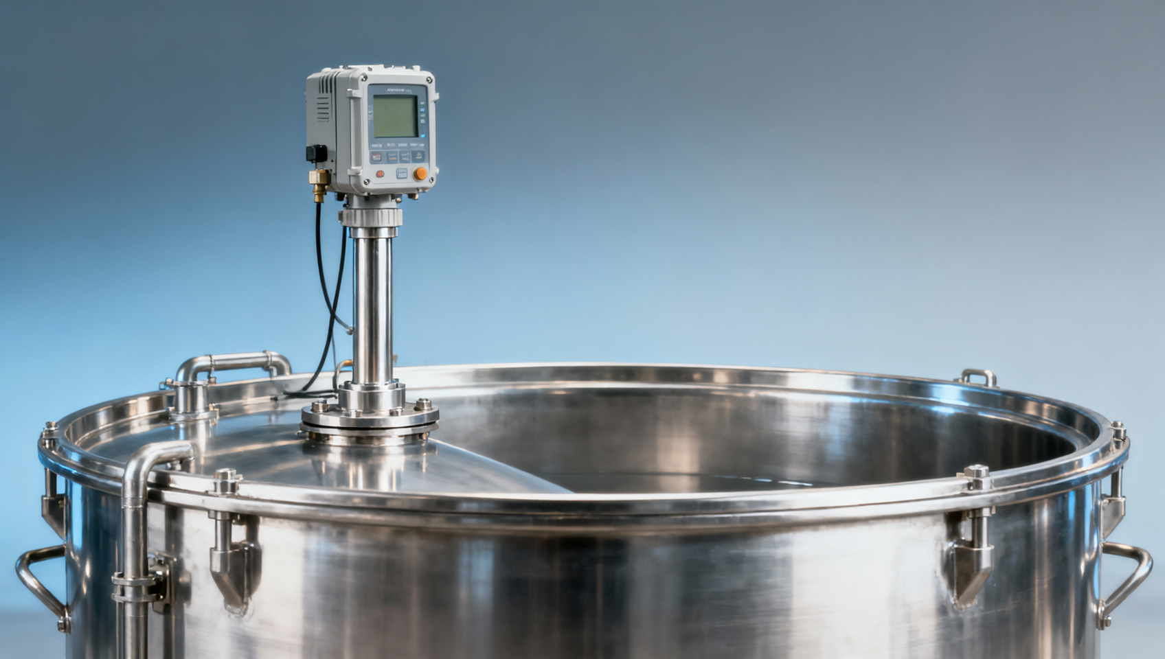 What factors affect the maximum measuring distance of an ultrasonic level meter? How should empty tank and agitated scenarios be evaluated?
